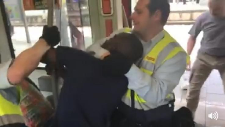 Δείτε τι συμβαίνει στο Βερολίνο όταν πιάσουν κάποιον επιβάτη χωρίς εισιτήριο (βίντεο)